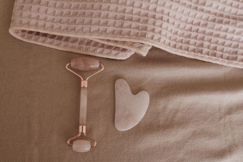 Rodillo facial rosa y gua sha de cuarzo rosa