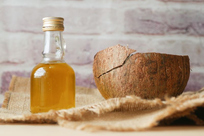 Aceite de coco virgen frasco con coco