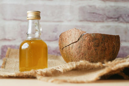 Aceite de coco virgen frasco con coco