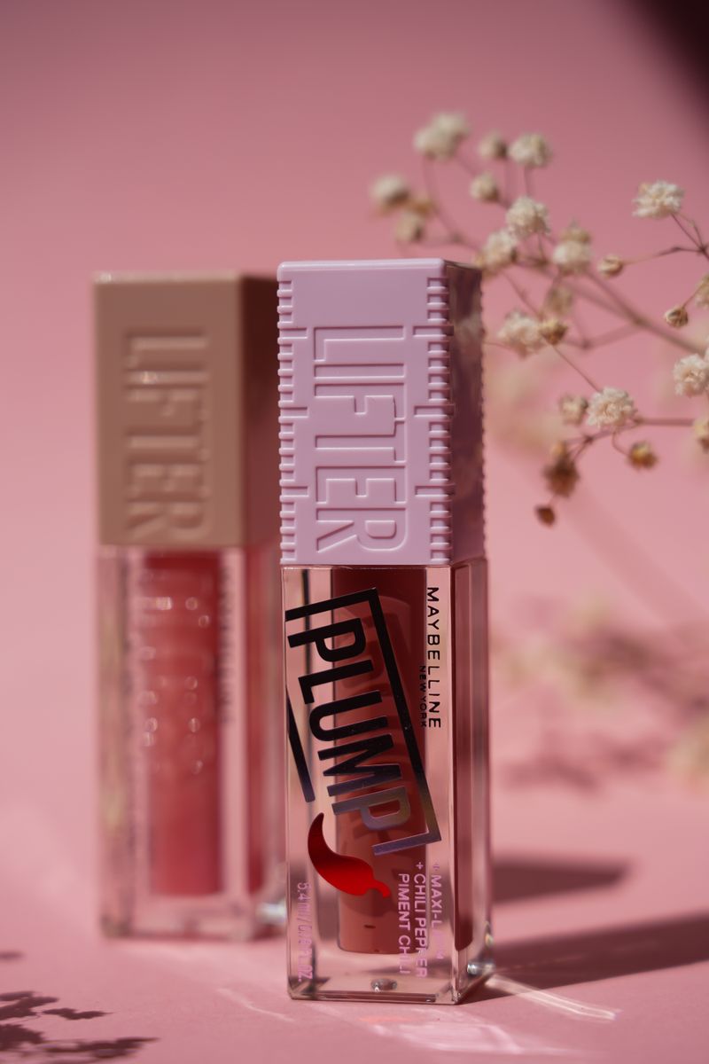 Brillo labial con flores rosas decorativas