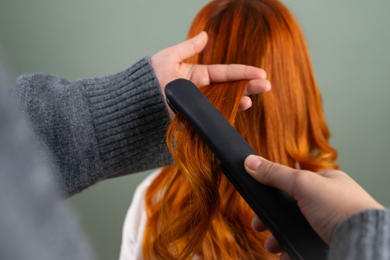 Styling cabello rojo con plancha alisadora
