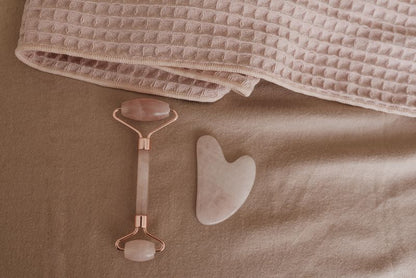 Rodillo facial rosa y gua sha de cuarzo rosa