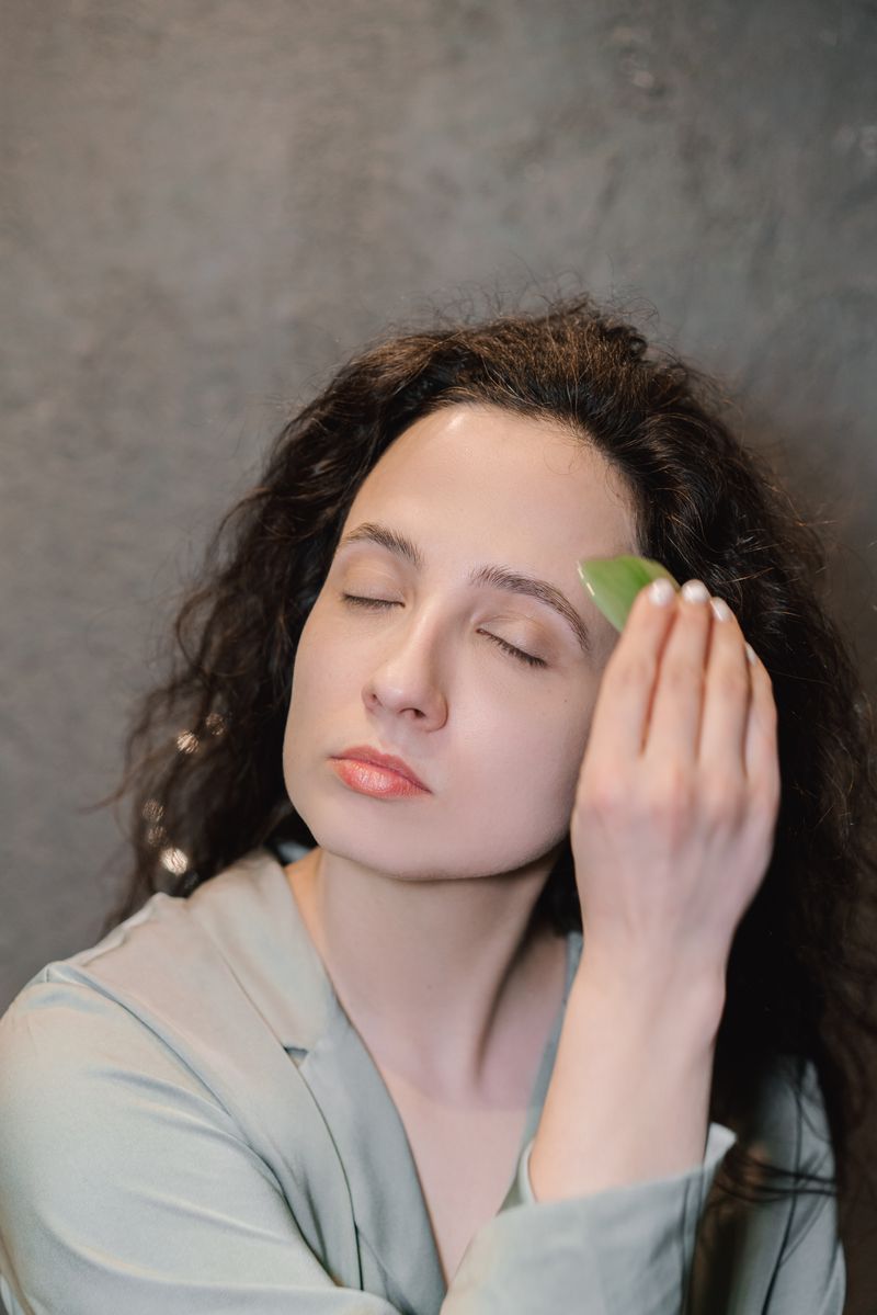 Masaje facial con gua sha tonificación y lifting
