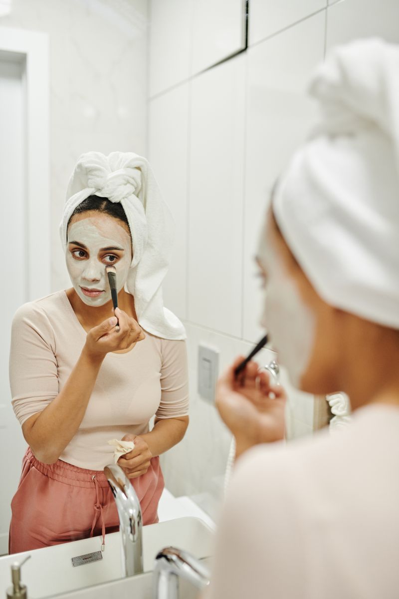 Mujer aplicando mascarilla arcilla bentonita