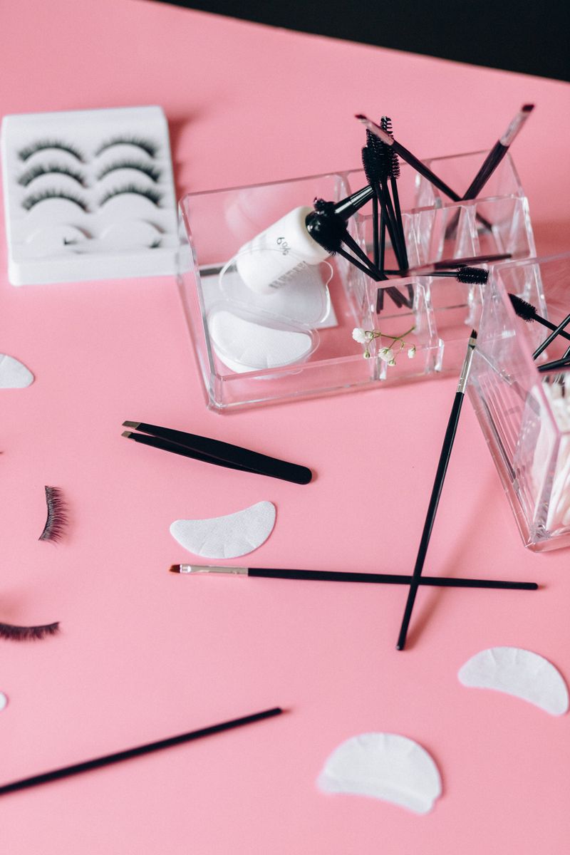 Accesorios de maquillaje pestañas fondo rosa