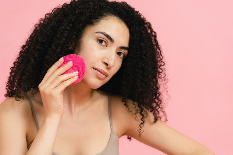 Mujer sosteniendo limpiador facial de silicona
