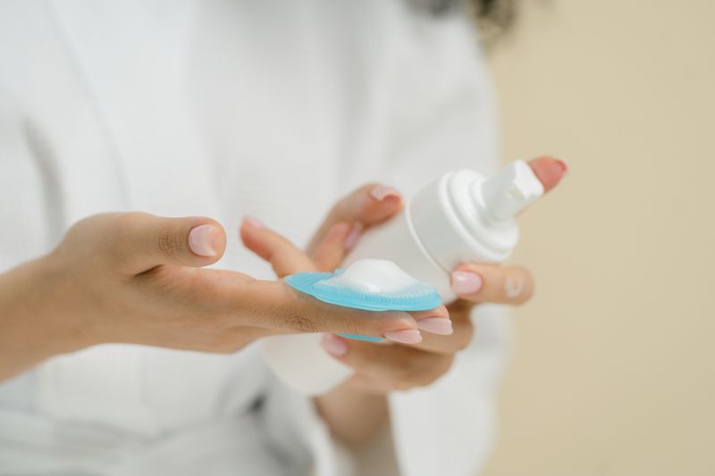 Limpieza facial con cepillo de silicona